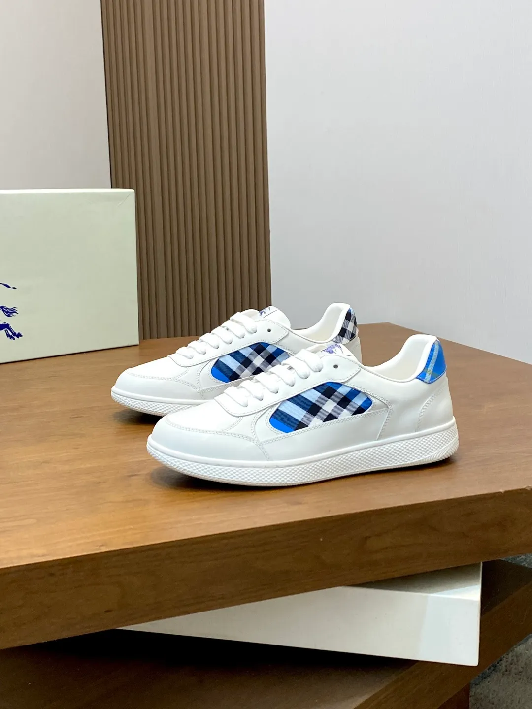 Men's men's shoes 💰420 [New style] 🏃‍♂️🏃‍♂️𝐁𝐔𝐑𝐁𝐄𝐑𝐑𝐘# Burberry's new war horse plaid casual sneakers, new terrace casual sneakers·Burberry (Burberry) classic elements super comfortable shoes··Knight blue anti-slip soles Finally I saw the latest diagonal plaid sneakers, the color is really nice and can be worn with any kind of sneakers. The sneakers are made of cotton blended fabric. Crafted in an Italian workshop, it features a worsted Burberry check pattern. Featuring a mesh lining and checkered laces, the rubber sole features the archive Burberry monogram. From Burberry's iconic collection, these wardrobe staples are interpreted with the brand's signature style. The round toe and tongue are embellished with the Equestrian Knight logo (EKD) label, leather insole, and the sole is embellished with the Burberry letter logo size: 38-45 (customized for 46)